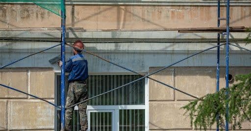 Wenig Zeit, viel Verantwortung: Warum Führungskräfte Renovierung und Fassadenpflege delegieren
