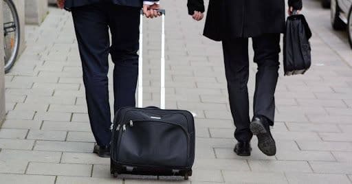 Warum Führungskräfte die Parkorganisation am Flughafen delegieren sollten